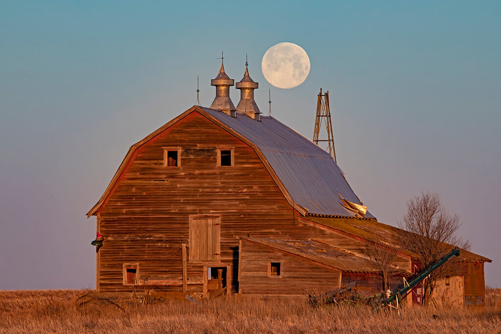 Twin Gable Barn and Setting Full Moon
